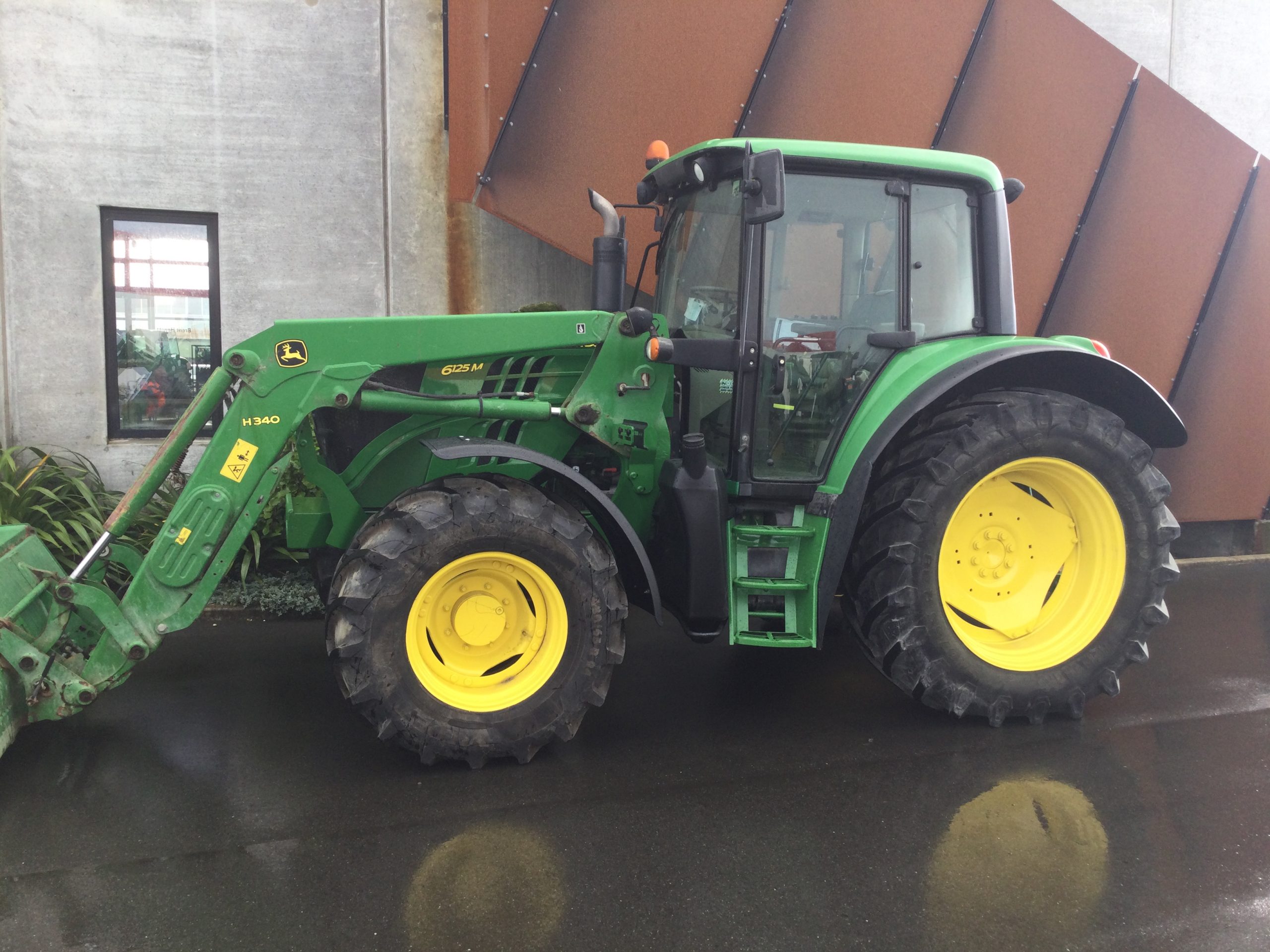 John Deere 6125M Image