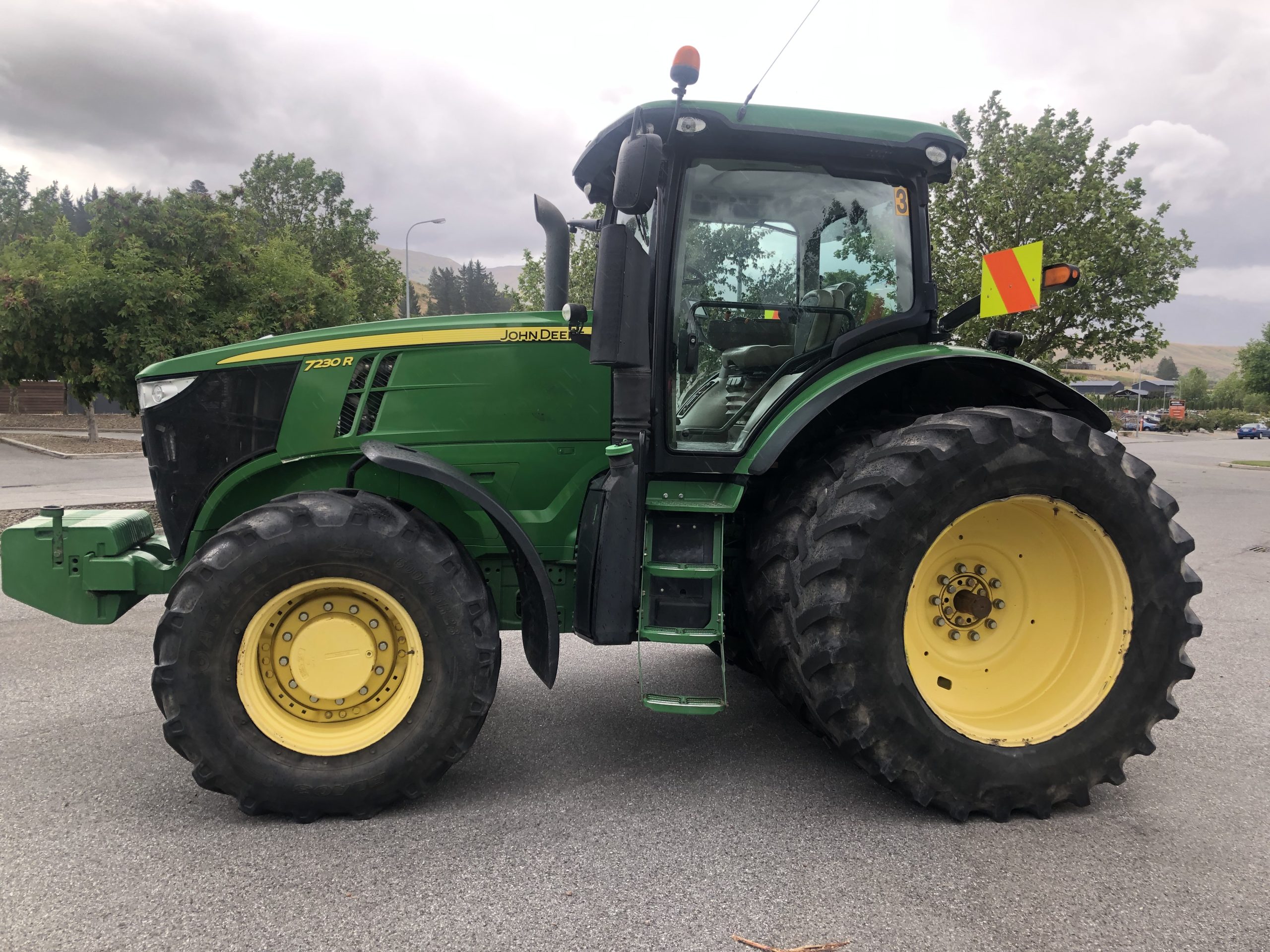 John Deere 7230R Image