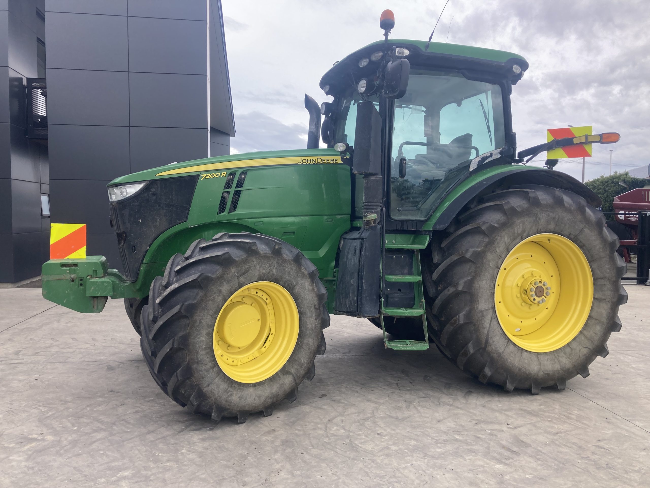 John Deere 7200R Image