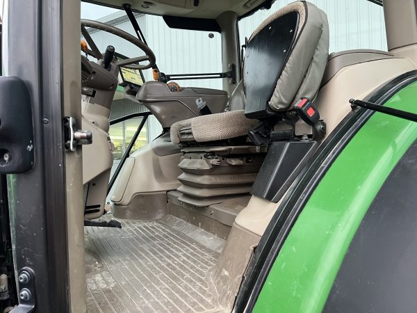 John Deere 6215R