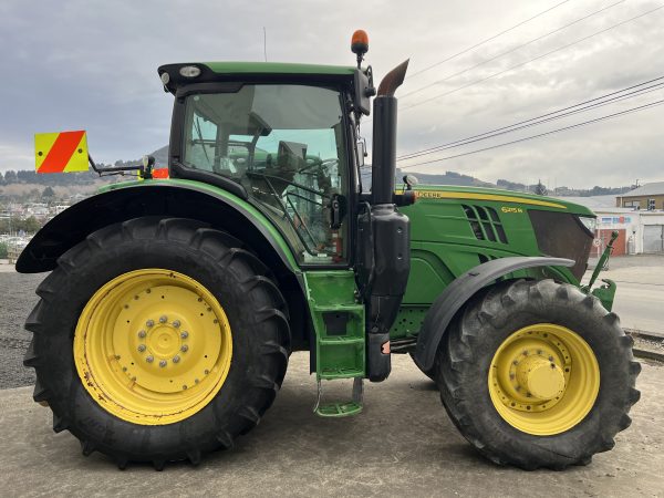 John Deere 6215R
