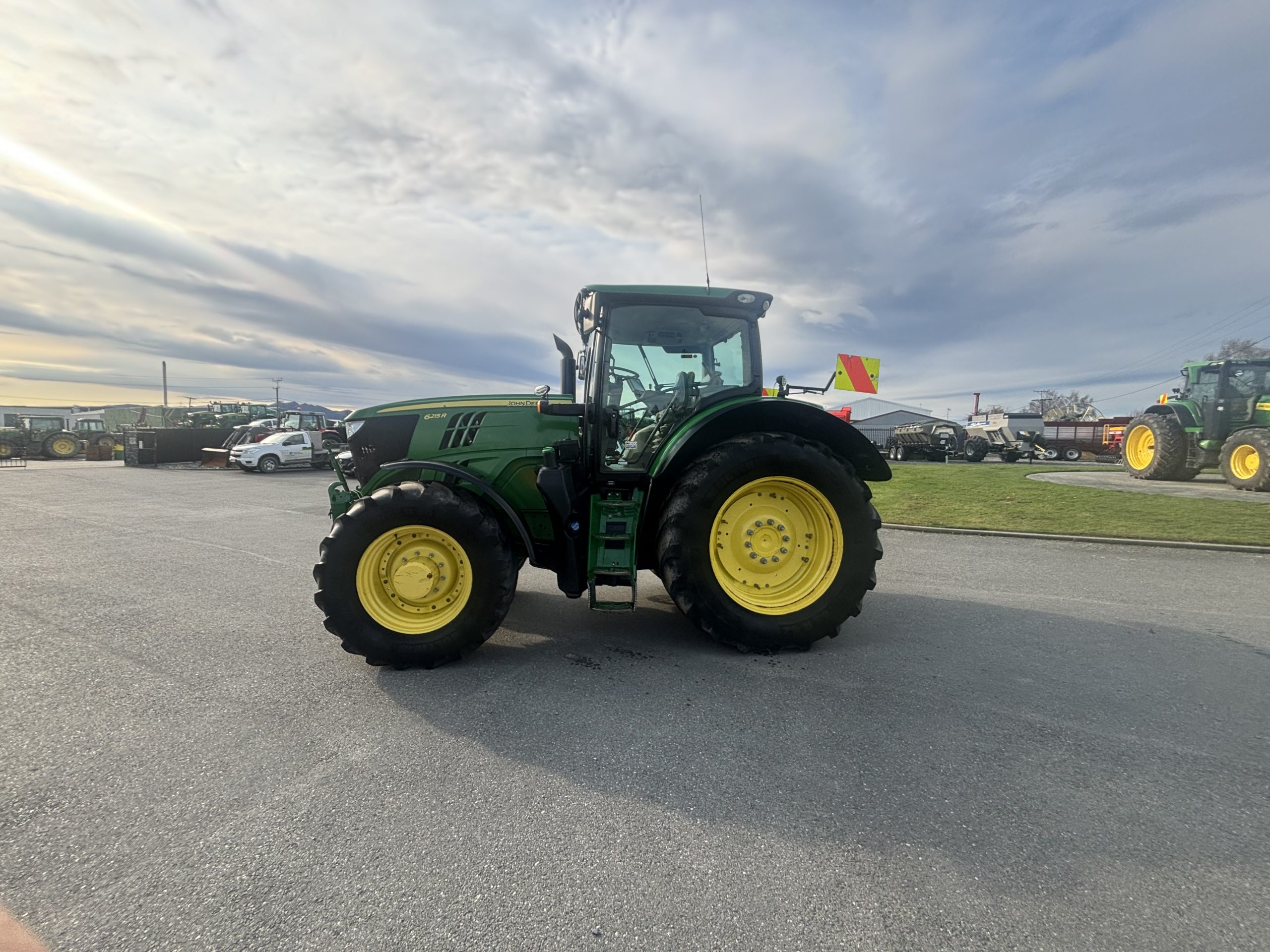 John Deere 6215R Image