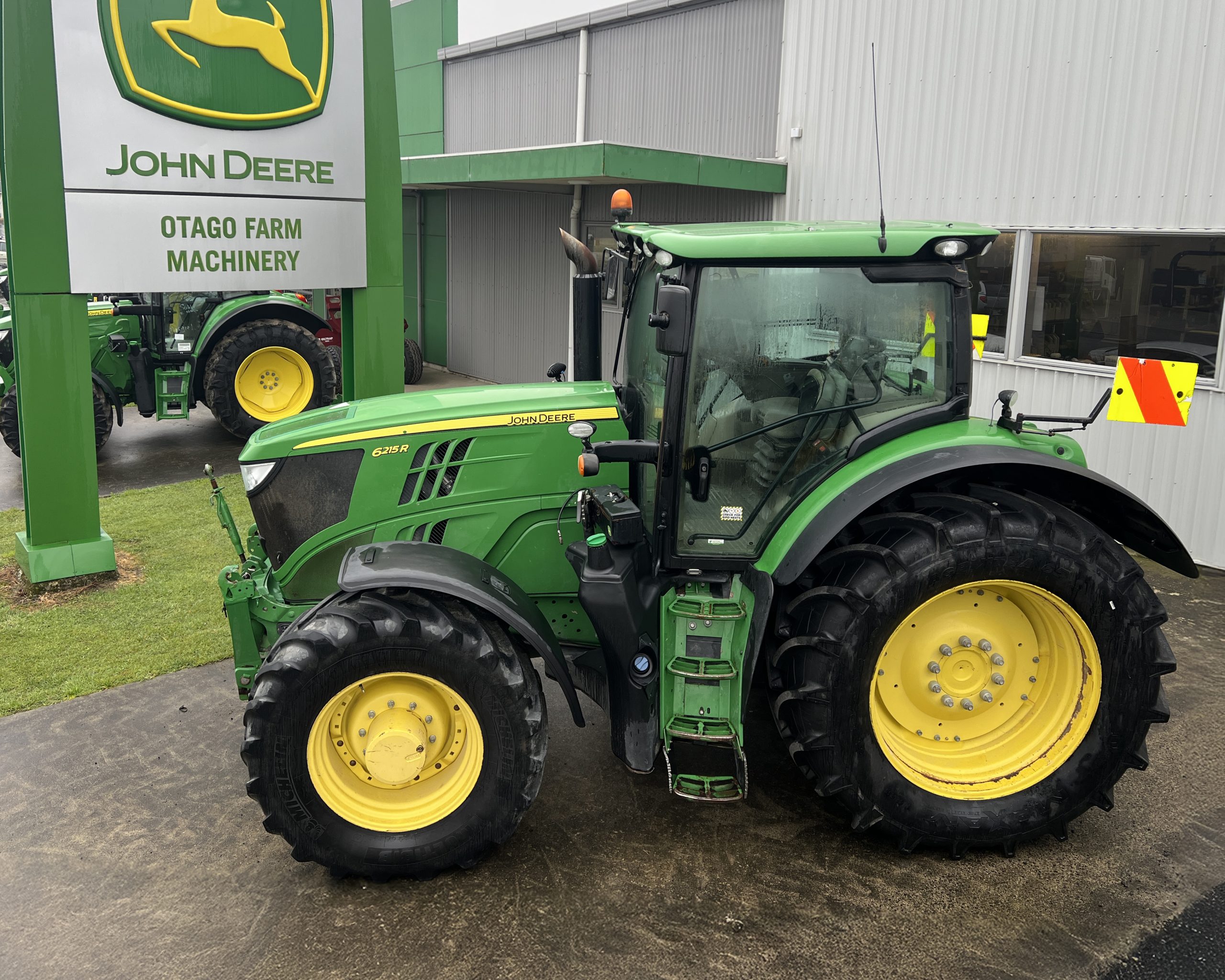 John Deere 6215R Image