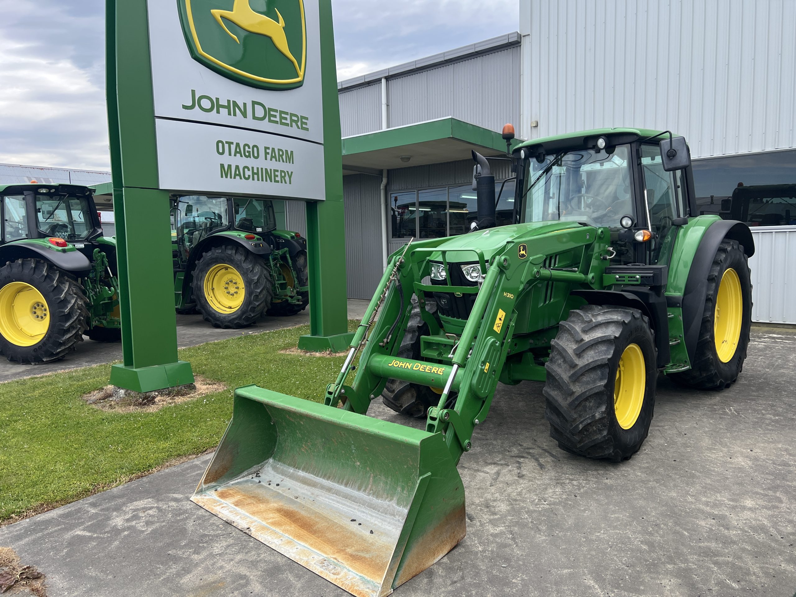 John Deere 6125m Image