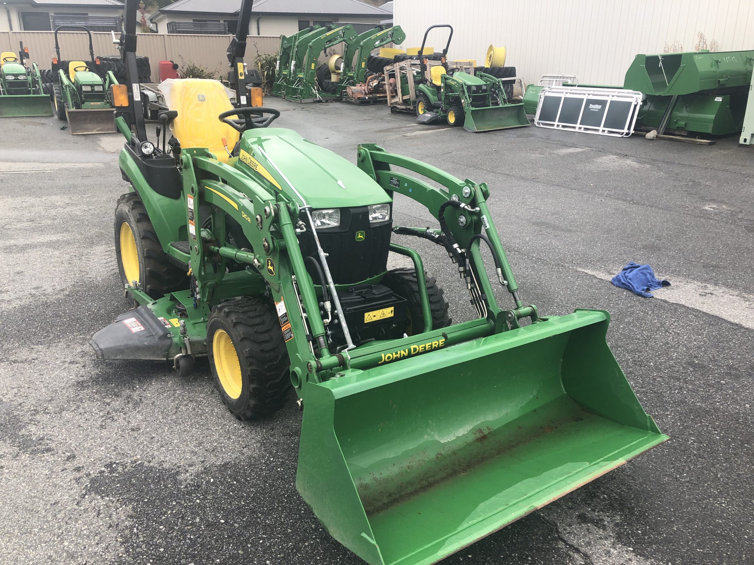John Deere 2025R Image