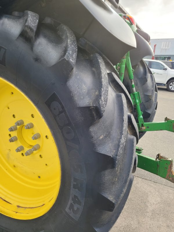John Deere 6195M