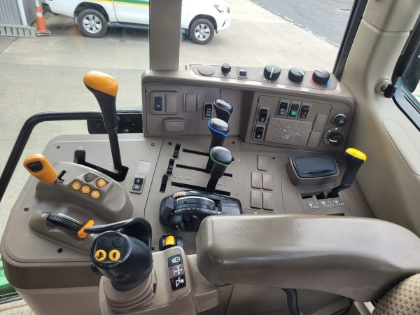 John Deere 6195M