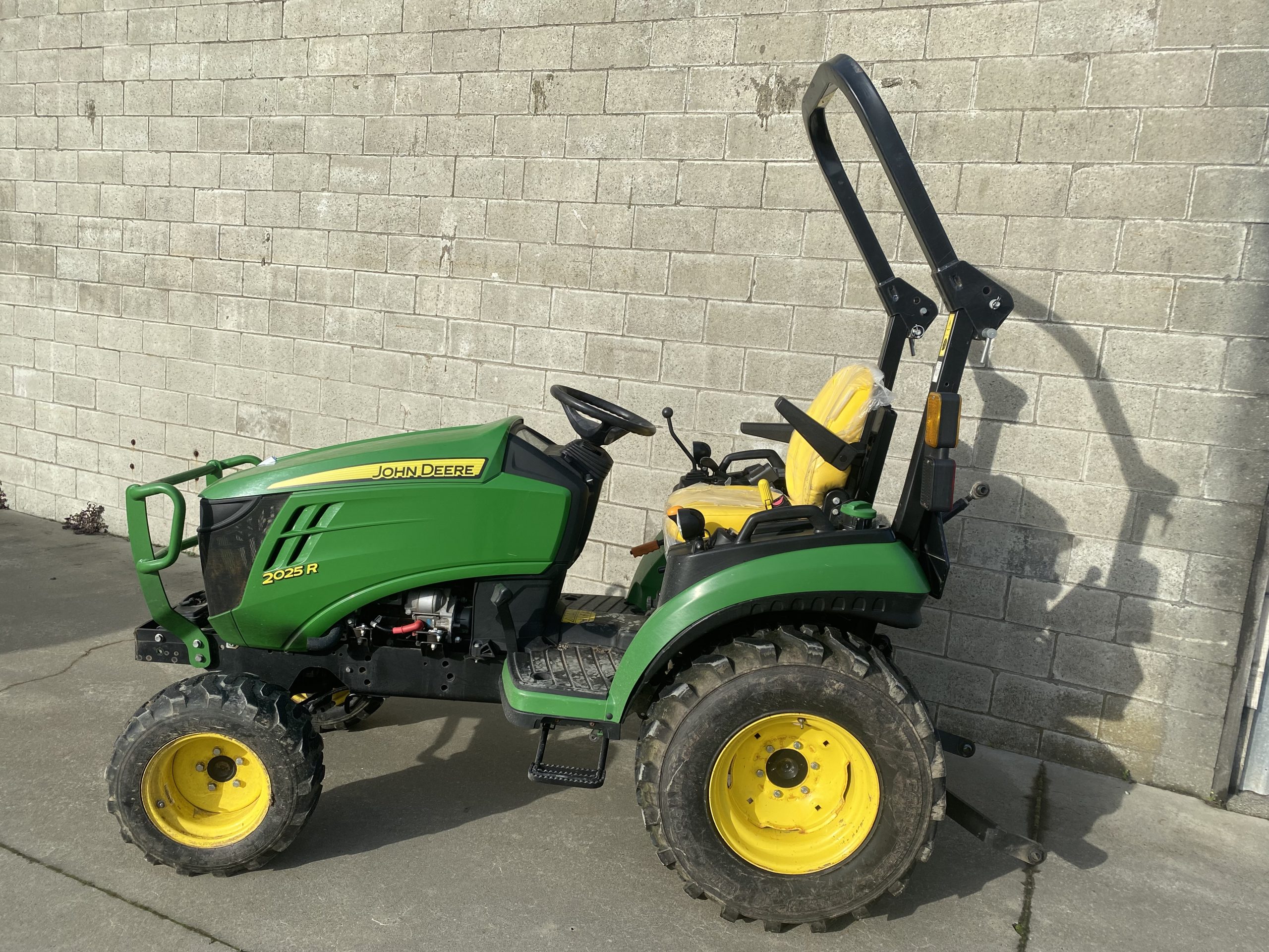 John Deere 2025R Compact Tractor Image