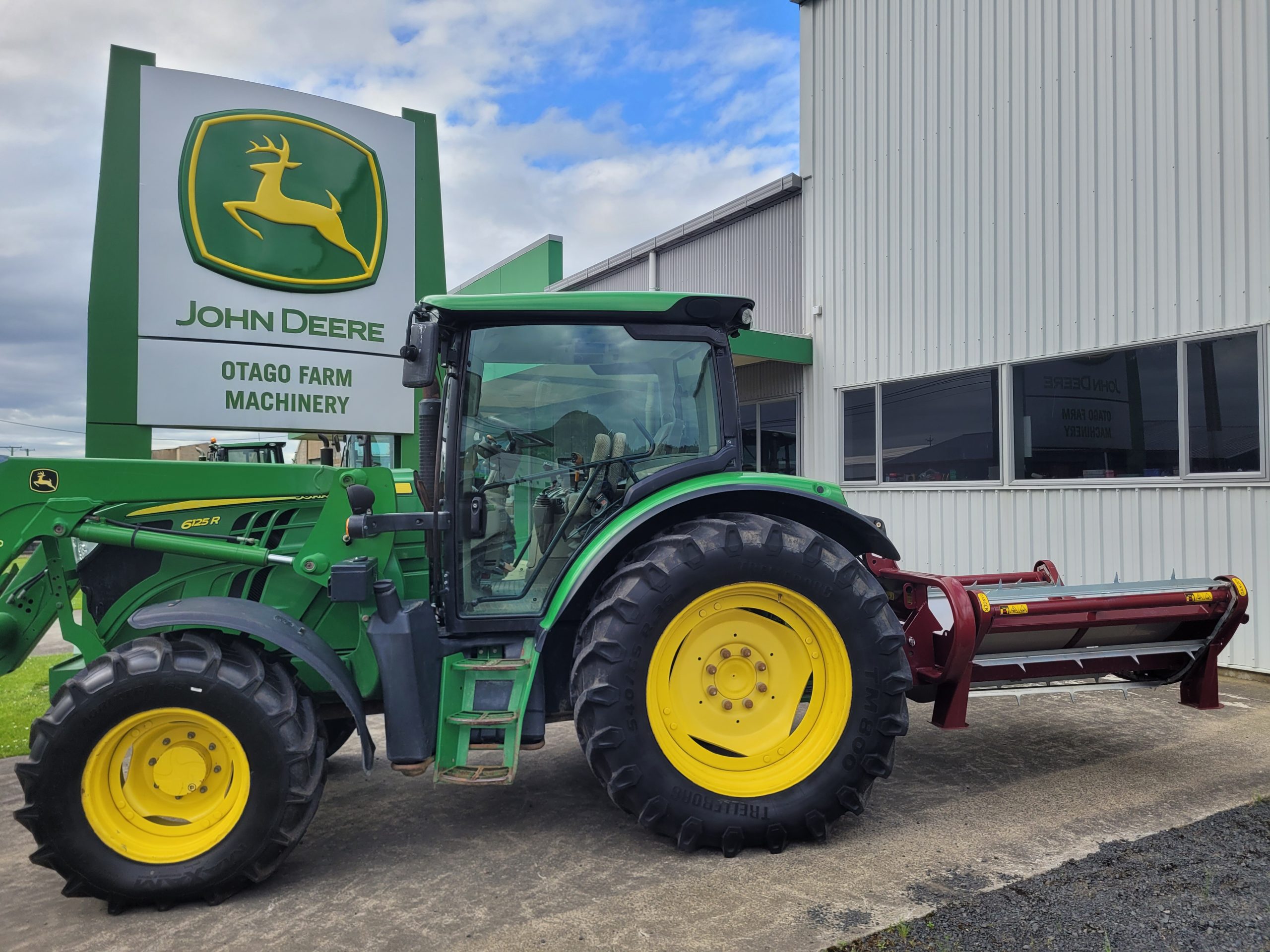 John Deere 6125R + Giltrap G2 Bale Feeder Image