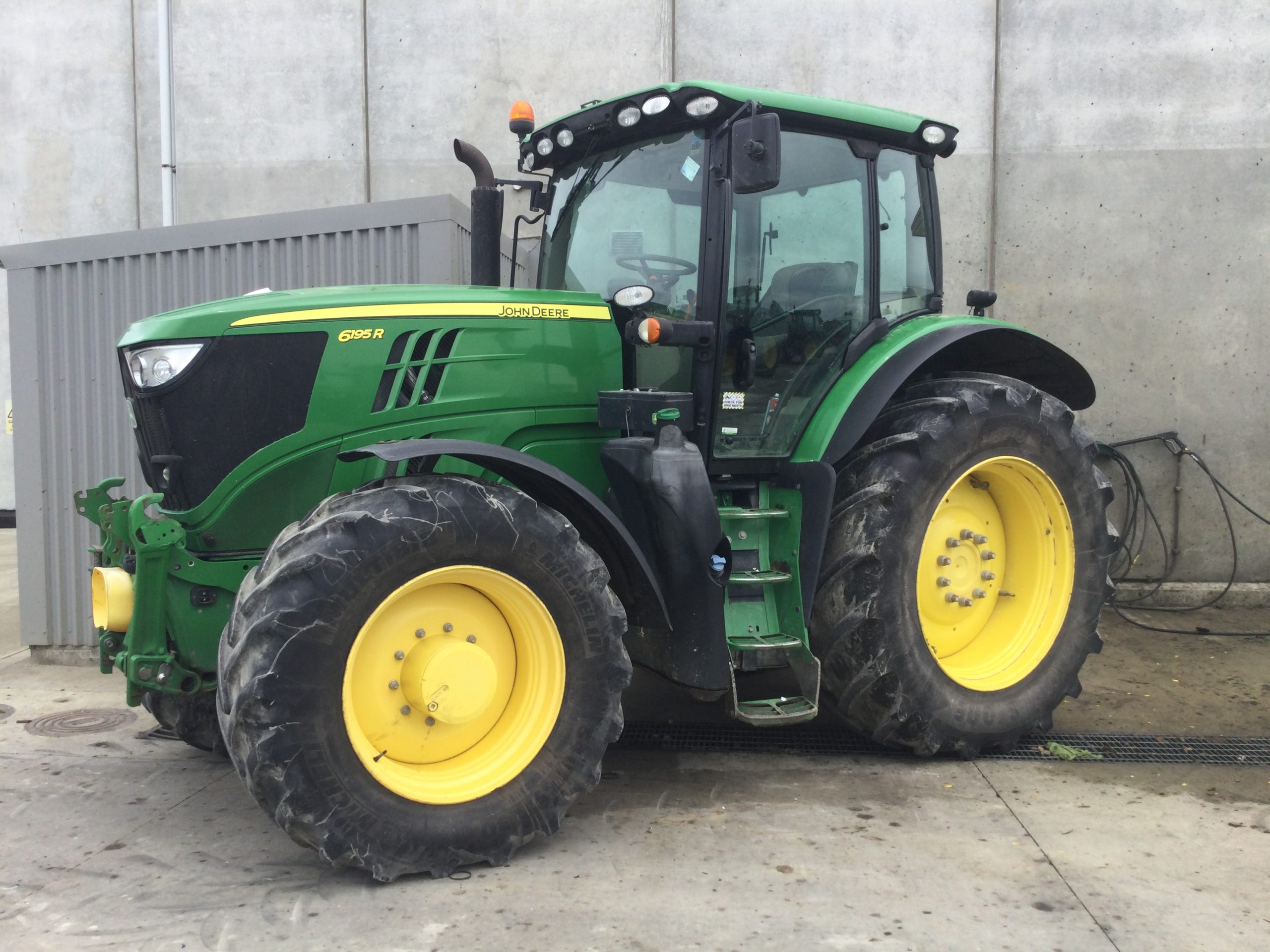 John Deere 6195R Image