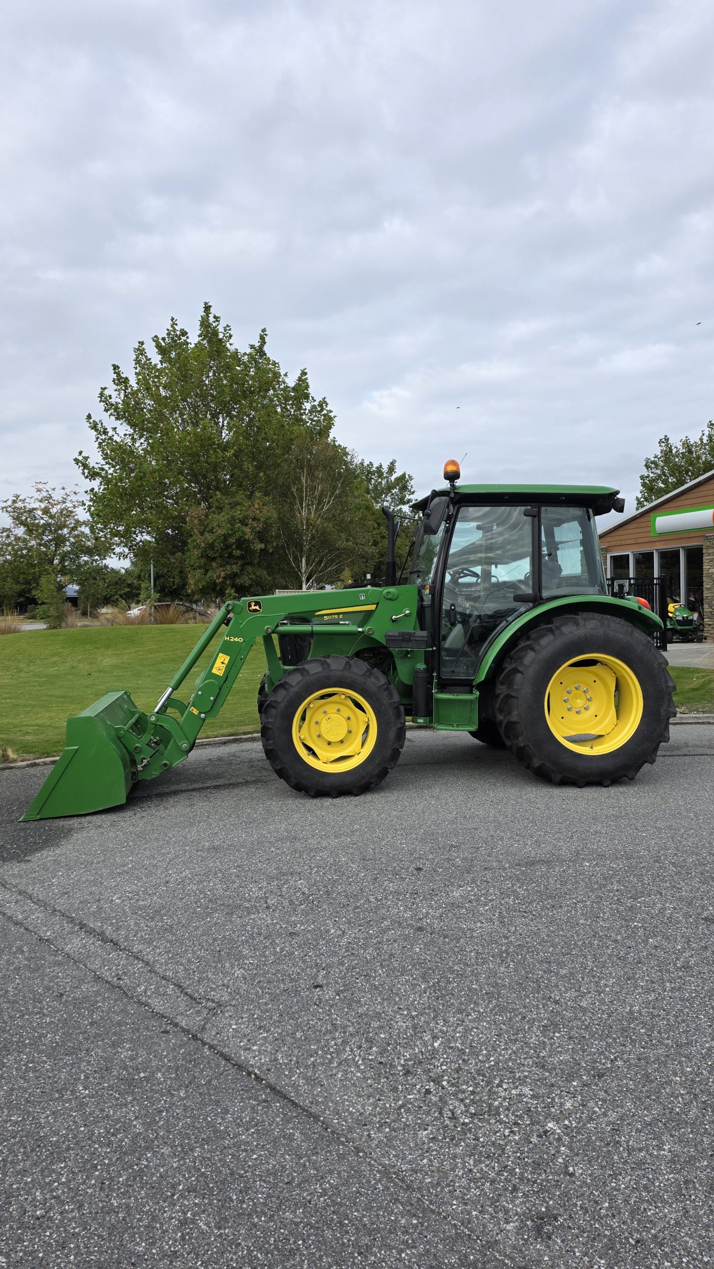 John Deere 5075E with H240 Loader Image