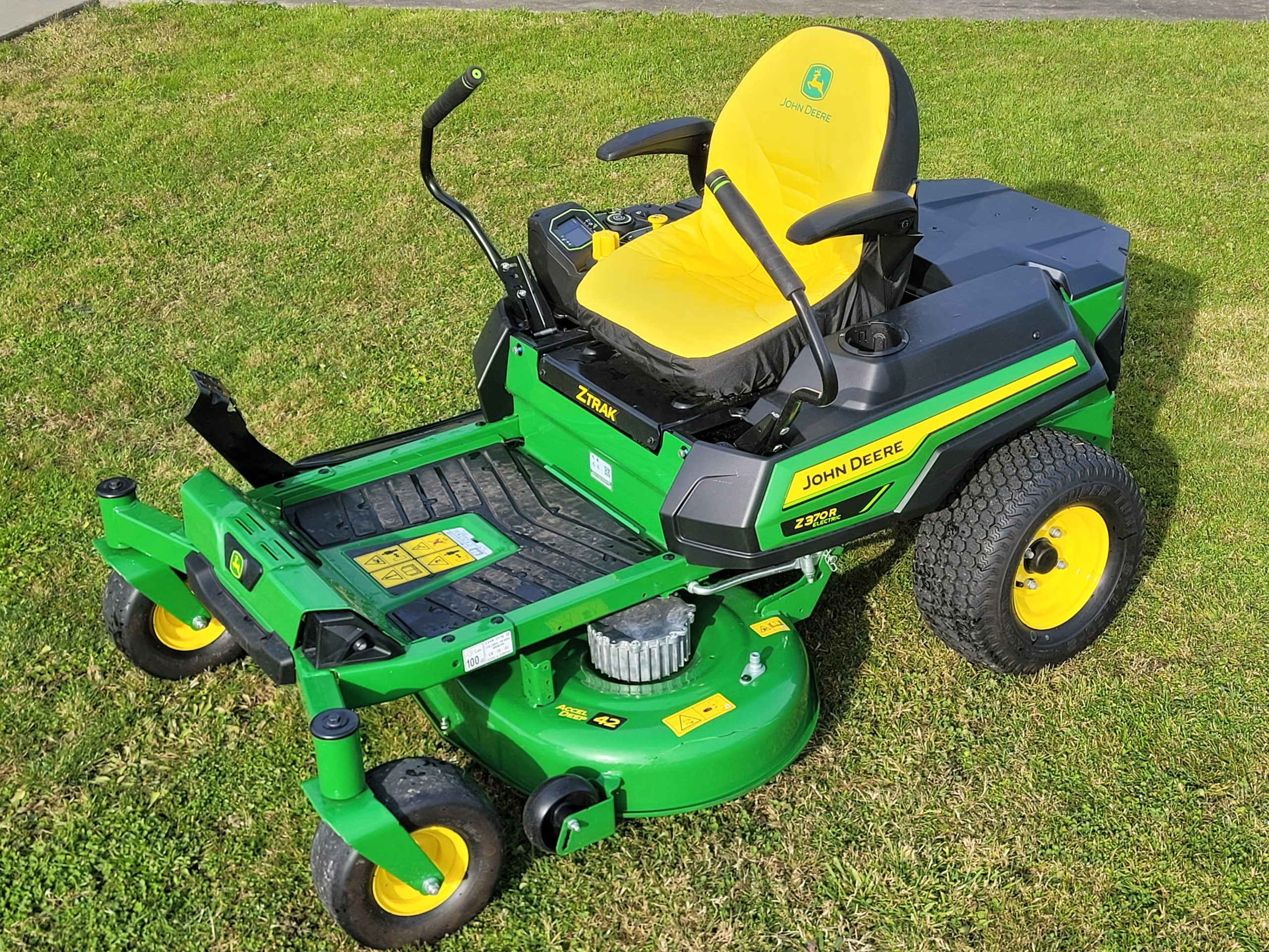 Z370R Electric ZTrak Mower Image