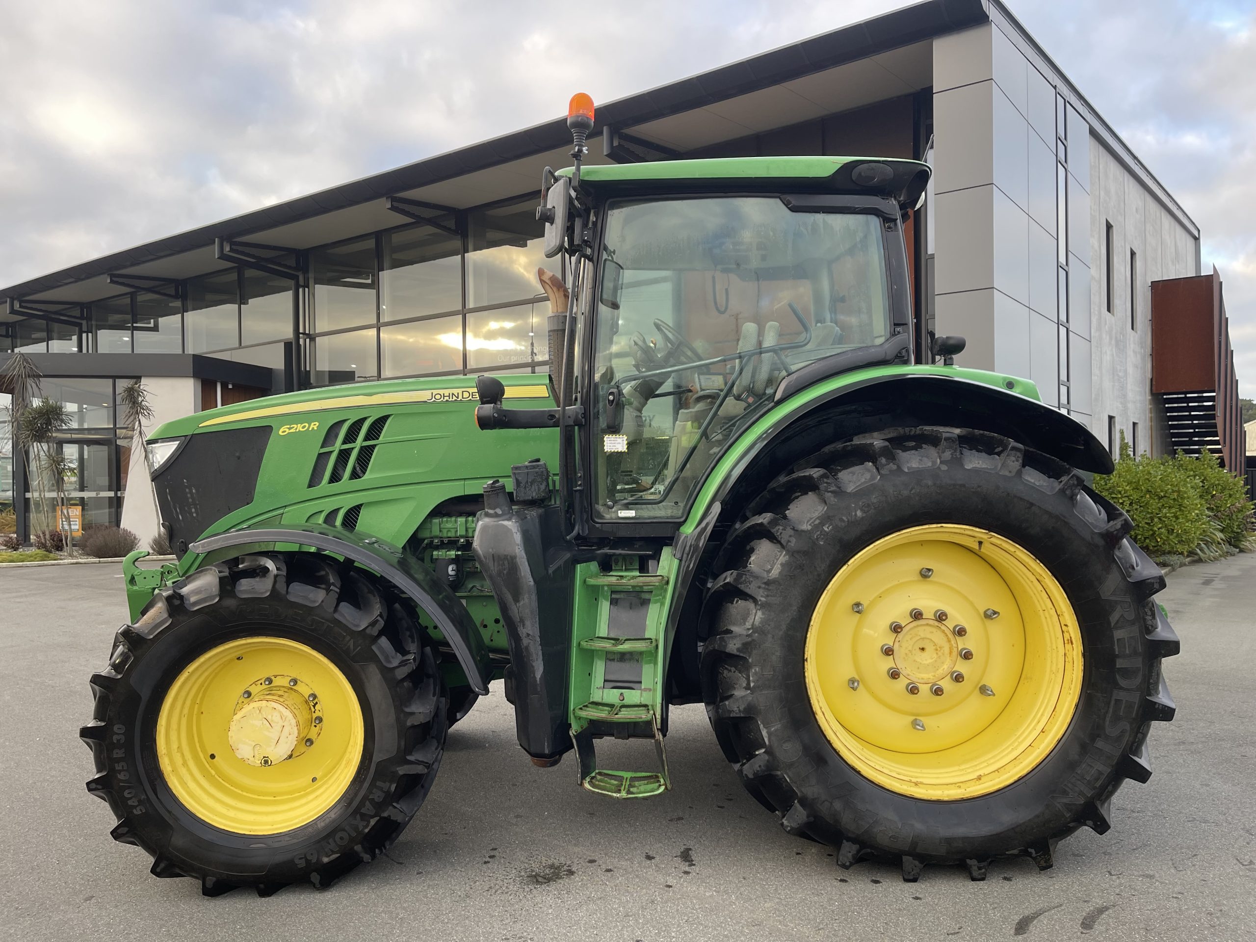 2014 John Deere 6210R