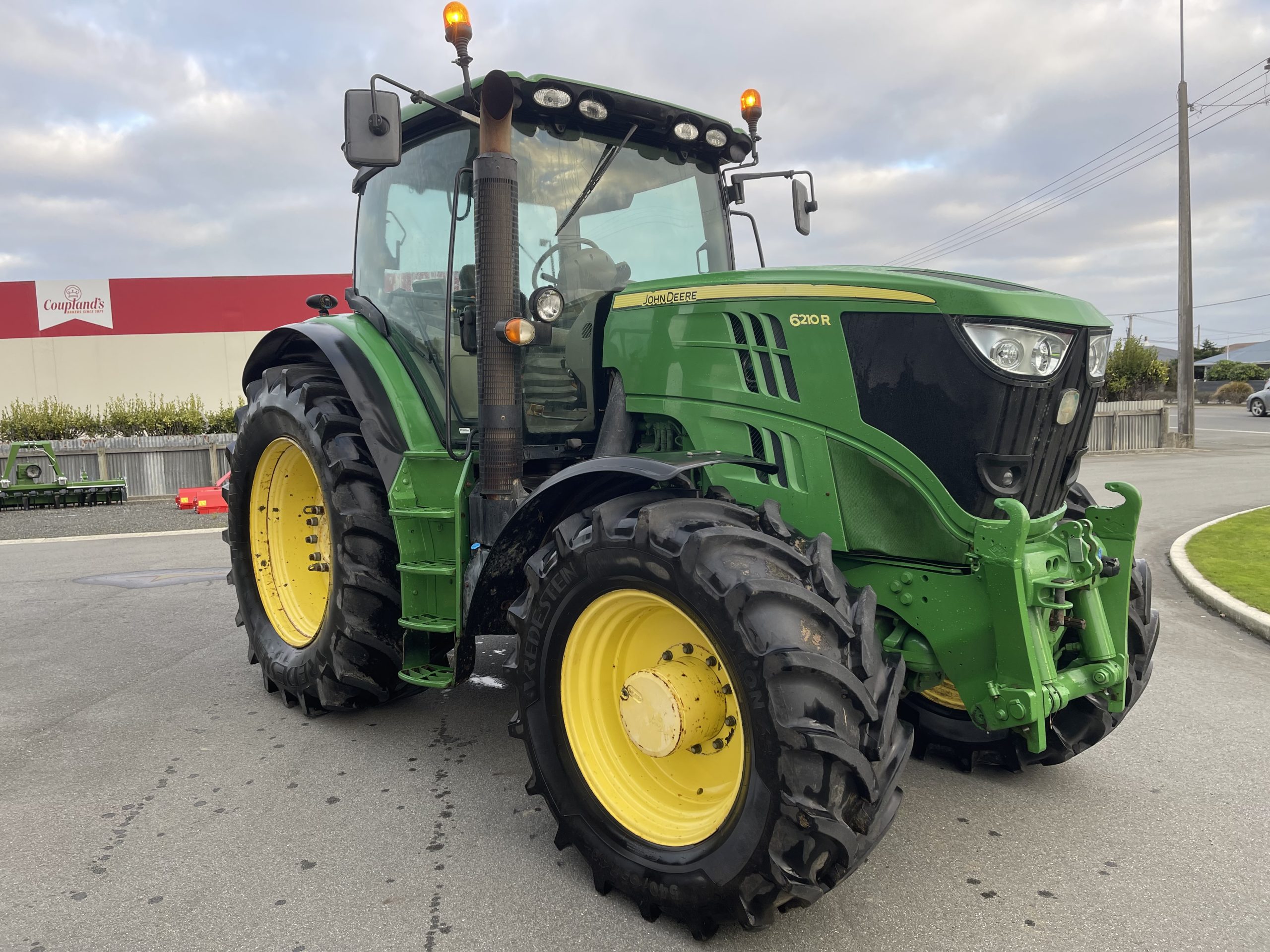 2014 John Deere 6210R