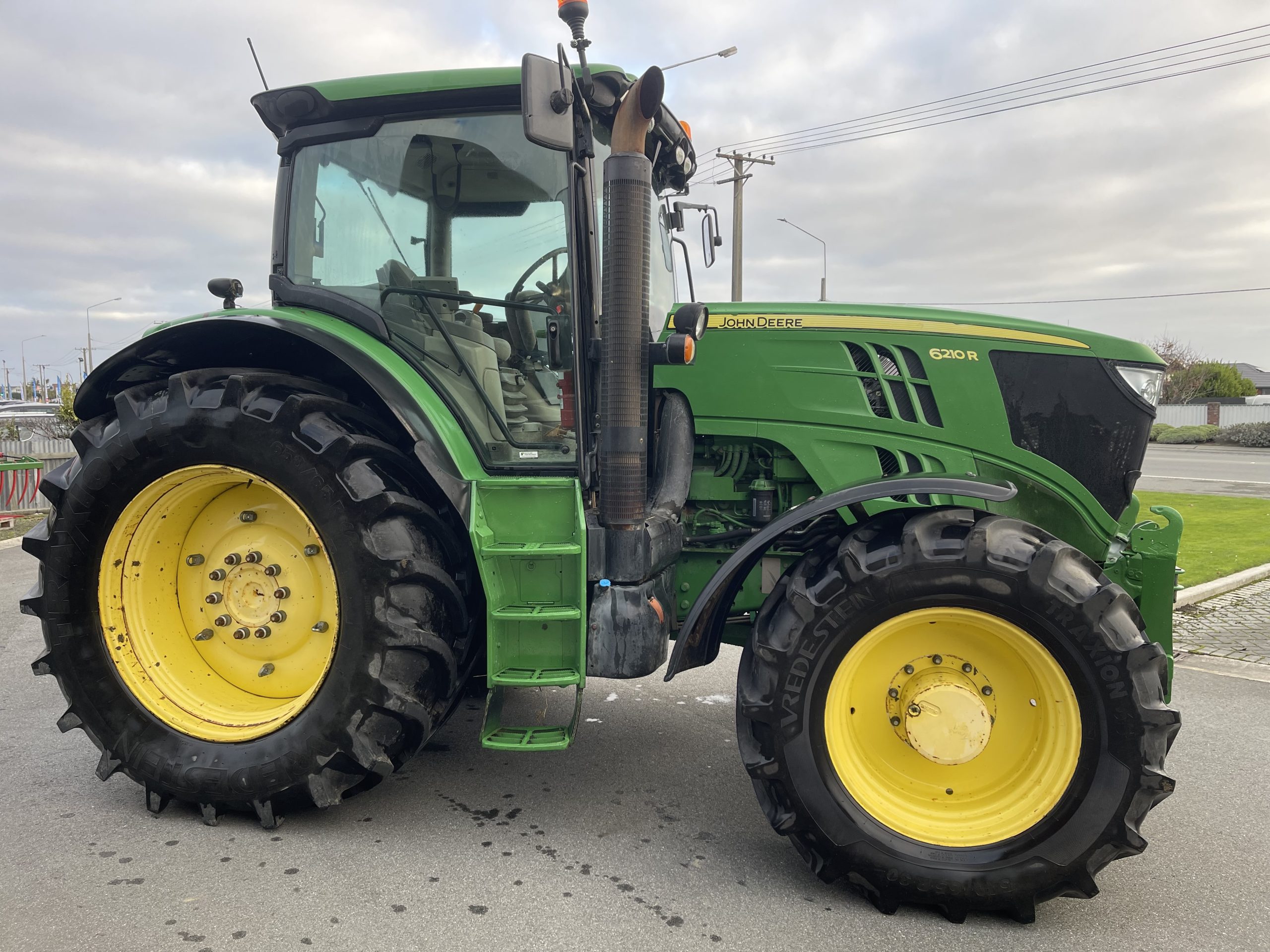 2014 John Deere 6210R