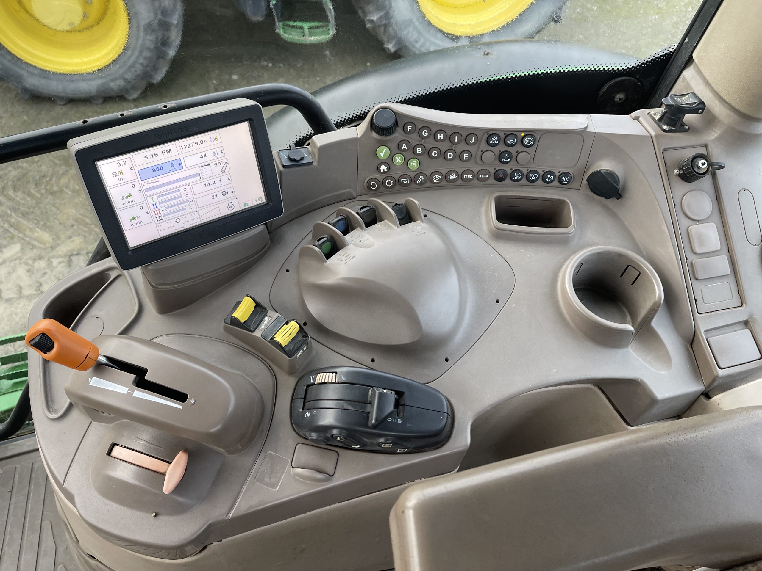 2014 John Deere 6210R