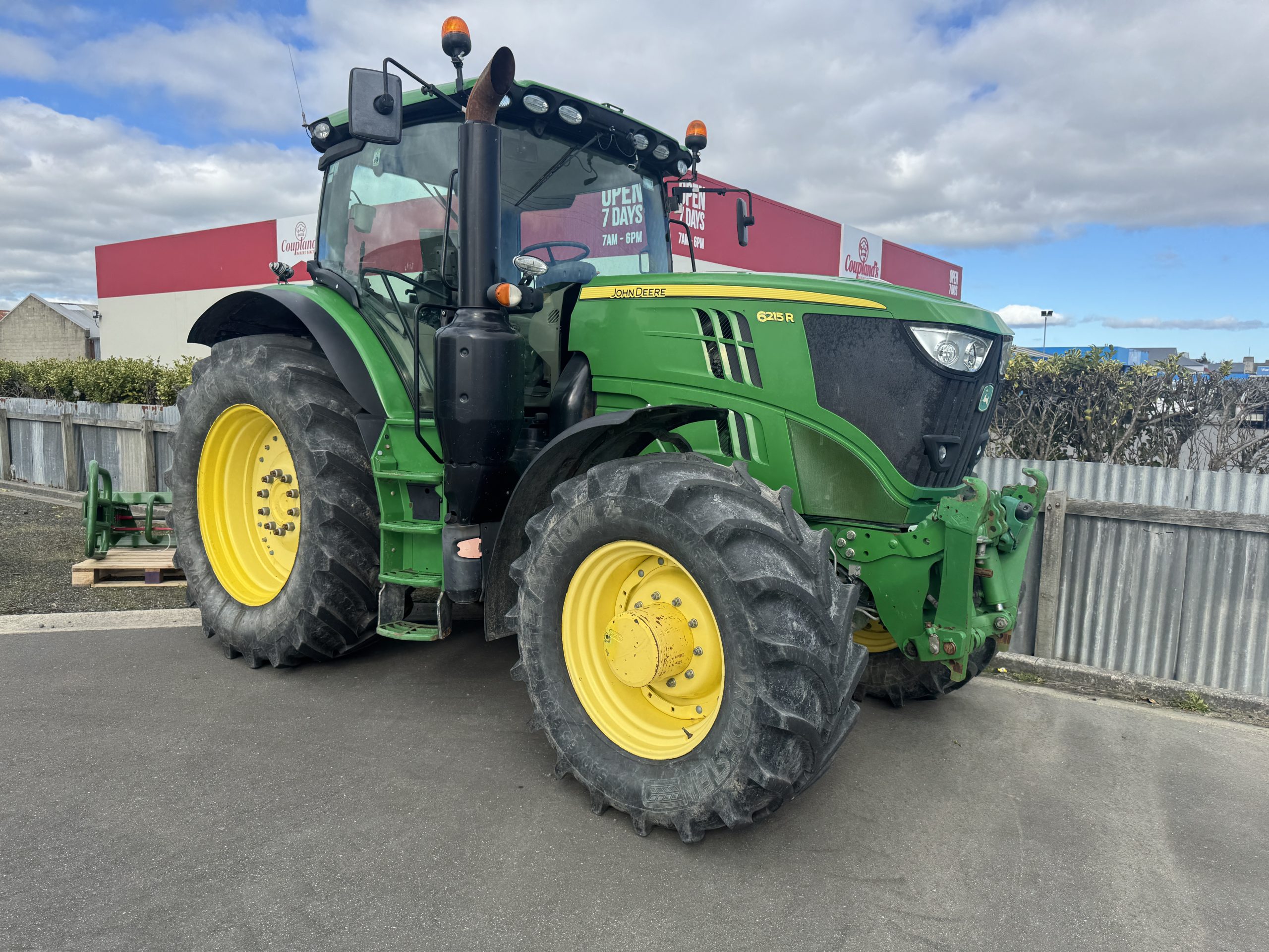 John Deere 6215R Image