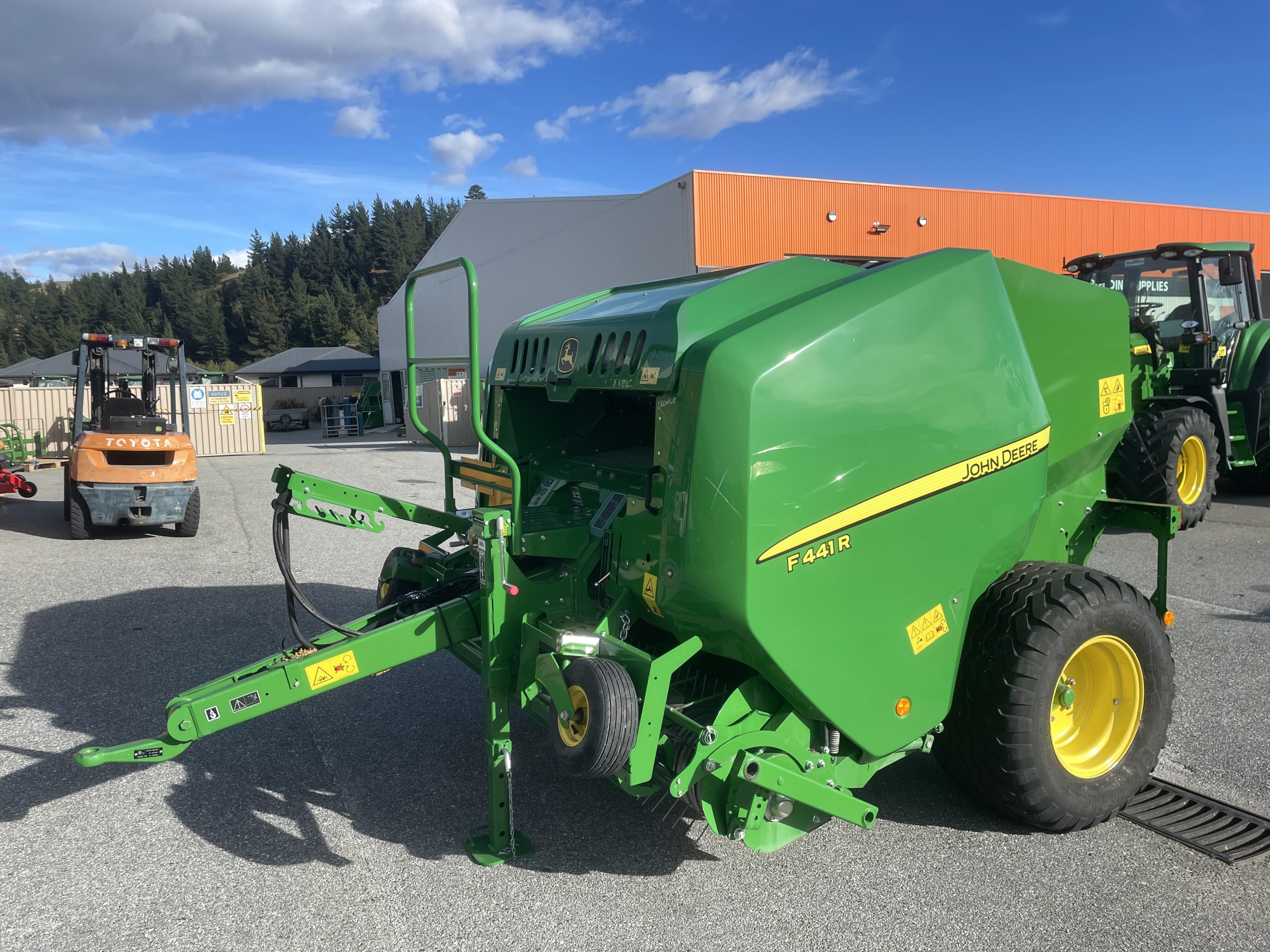 John Deere F441R Fixed Chamber Round Baler Image